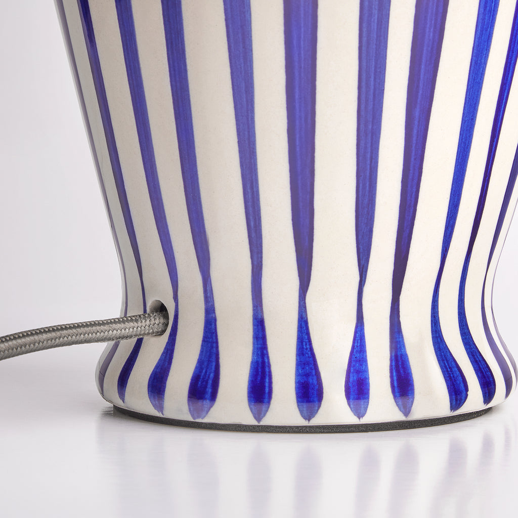 Regular Lottie table lamp with cobalt blue stripes